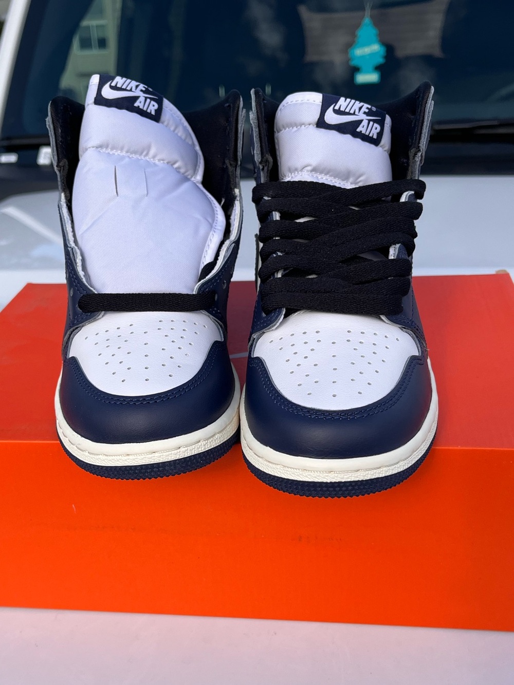 Air Jordan 1 Retro High OG "Midnight Navy" - Picture 2 of 5
